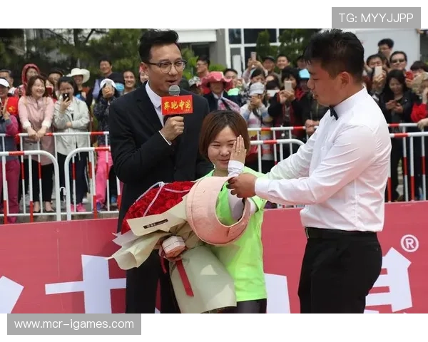 艾菲尔丁向女友求婚成功